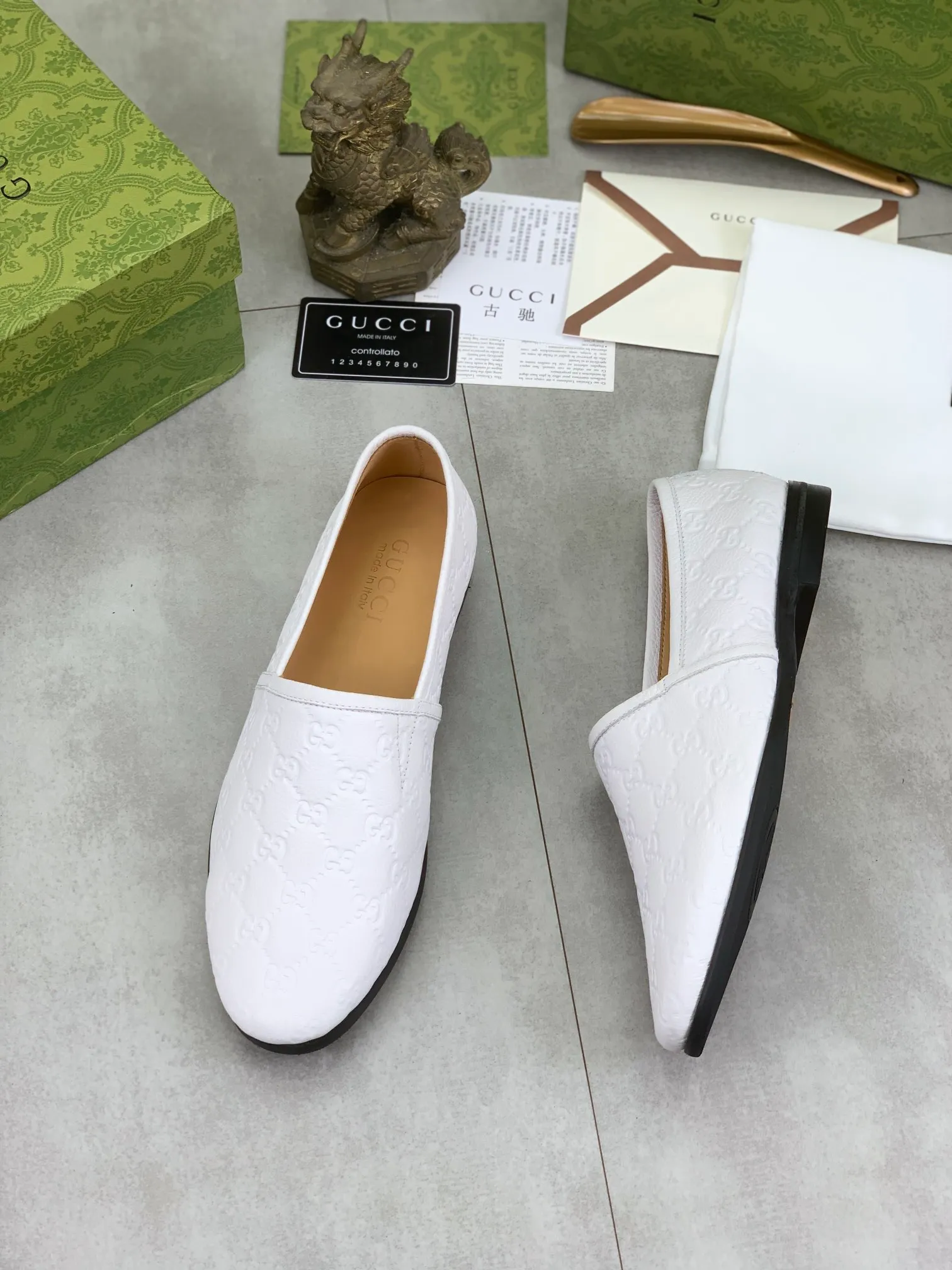 Men's Men's Shoes 💰P500💰【New Style】Water-dyed Niuli Gucci's most popular selection of lazy slip-on leather shoes (Gucci) official website latest Gucci lazy leather shoes, hot style 💥 simple and elegant style, exclusive for trendy men. Unique official website latest brand original double G embossing Elements 👑 Original Gucci decoration, fashionable and elegant, fabric original calfskin ✅ fully imported first-layer cowhide lining, official website designated wear-resistant, rubber business outsole, classic model taken at the counter in real life 🎬38-44 Various colors available